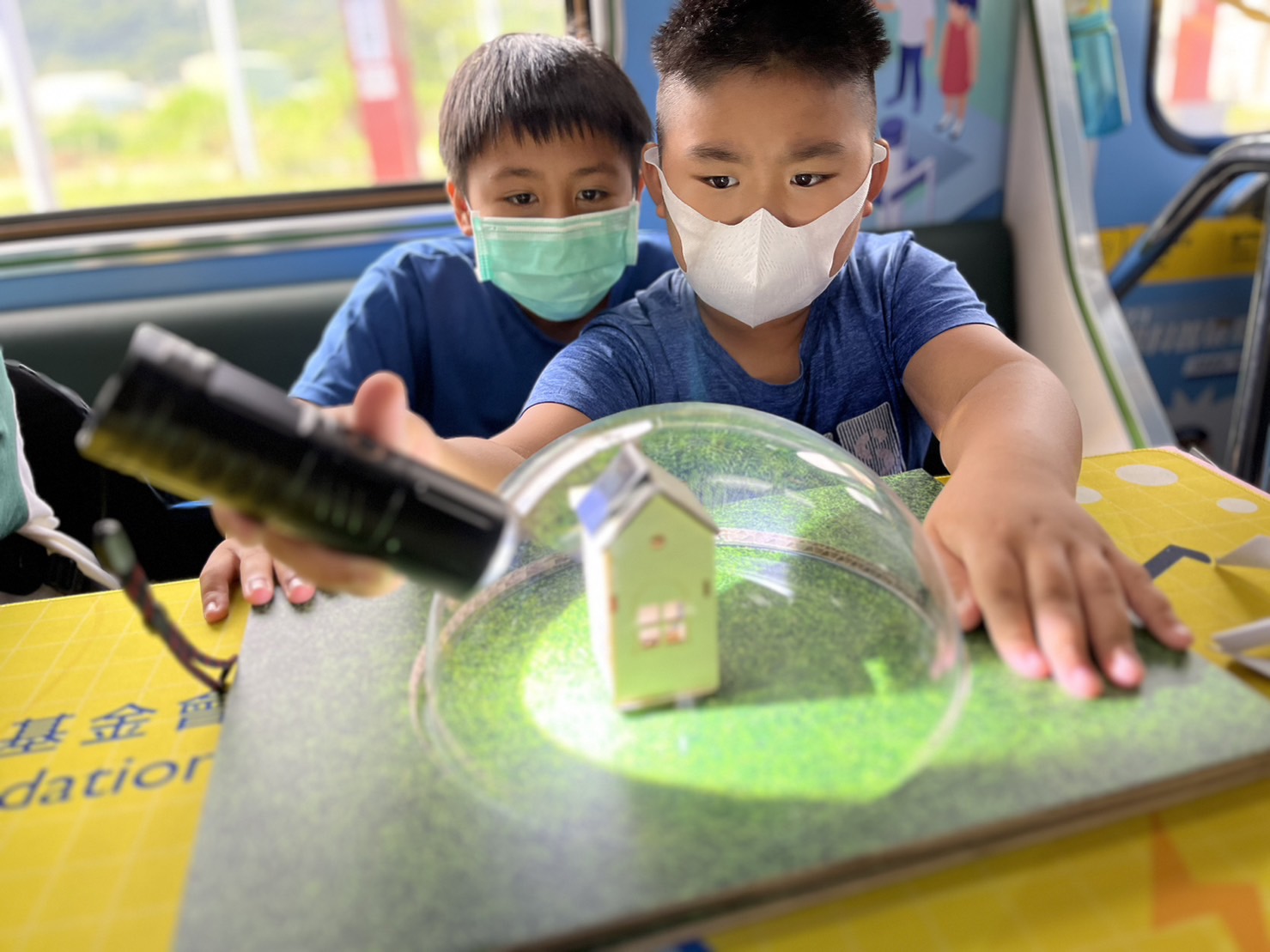 PA旗舰厅參與基礎科學主題車廂，以STEAM教學精神，設計「逐日科學家」、「太陽能工程師」以及「淨零建築師」三大能源科普課程和實驗